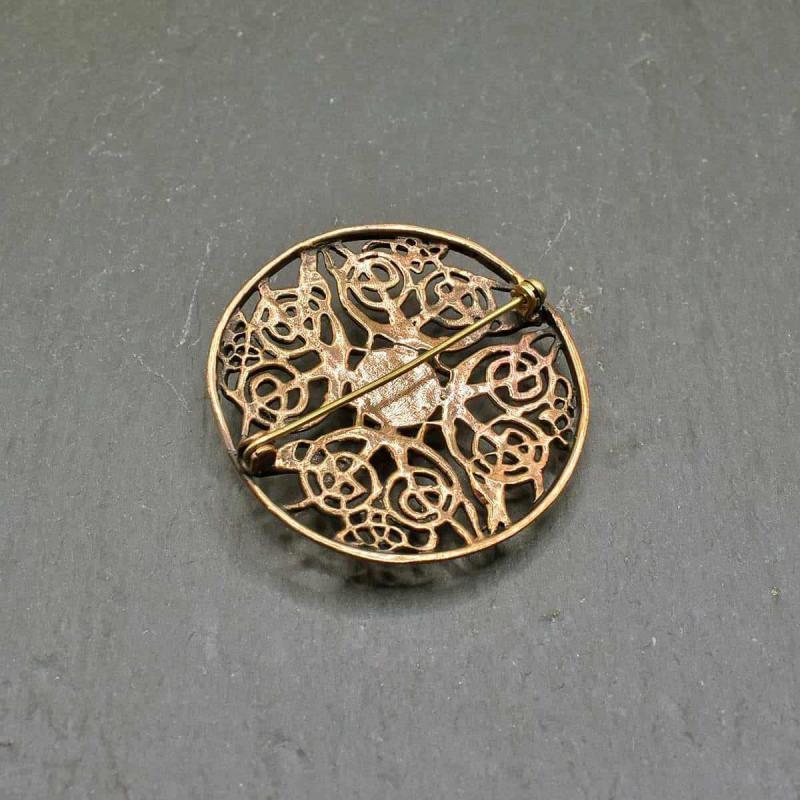 Rückseite mit geschlossener Nadel von Keltische Brosche mit Onyx aus Bronze